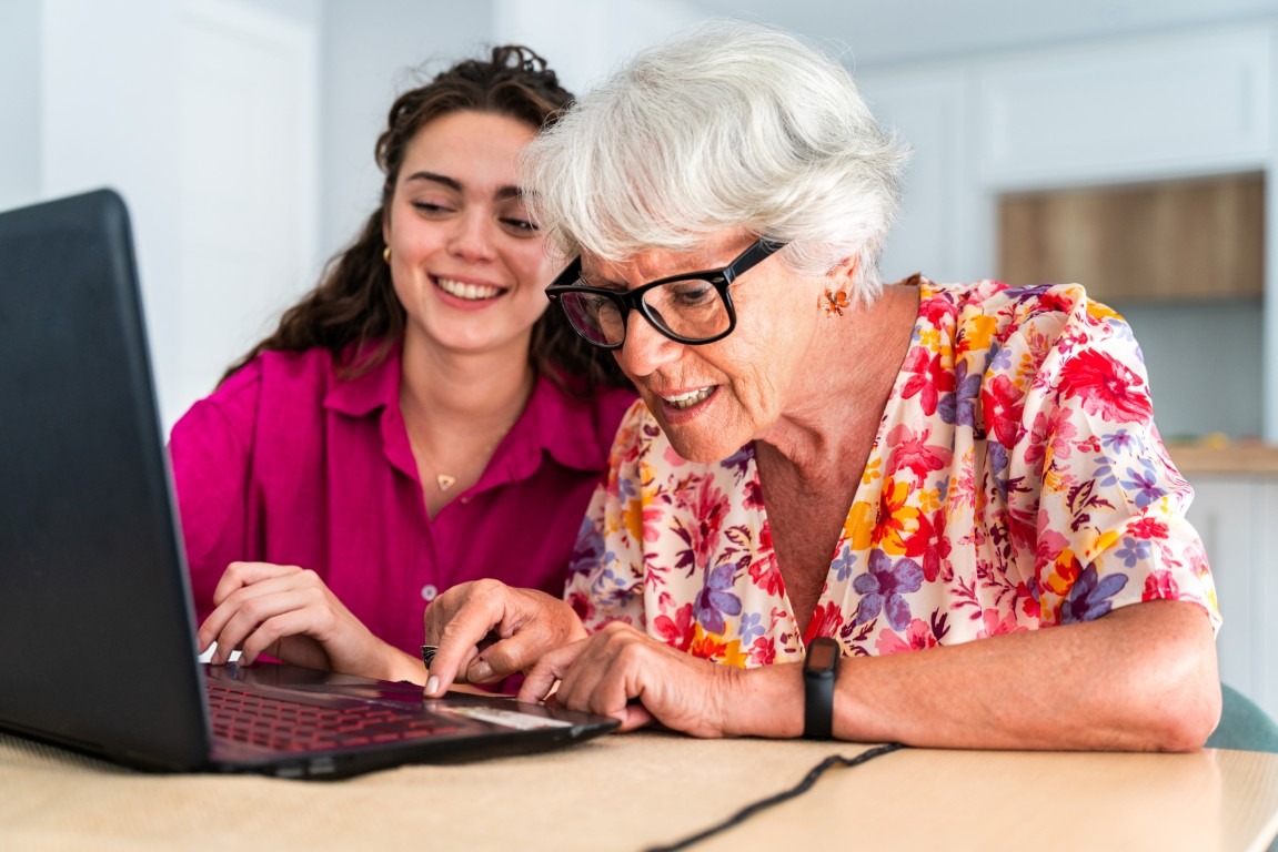 Großmutter und Enkelin vor einem Laptop